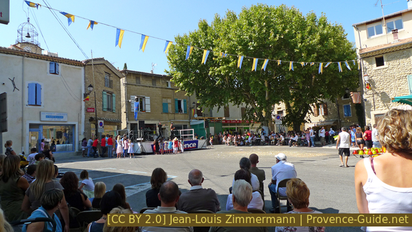 Photo Lizenz CC BY 2.0 pid:1810 Marktplatz von Courthézon bei einem Fest.