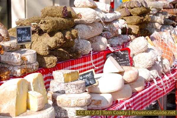 Photo Lizenz CC BY 2.0 pid:2019 Käse am Markt von Forcalquier.
