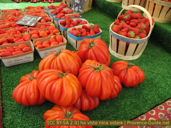 Photo licence CC BY-SA 2.0 pid:2234 Fraises et tomates au marché d'Aix.