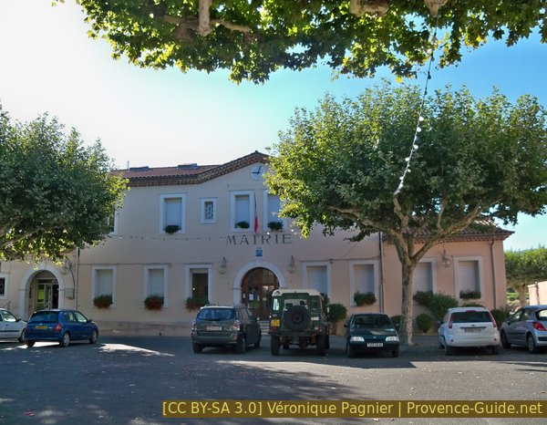 Photo Lizenz CC BY-SA 3.0 pid:245 Der Markt in Les Poulivets findet am Platz links nebem dem Gemeindeamt statt.