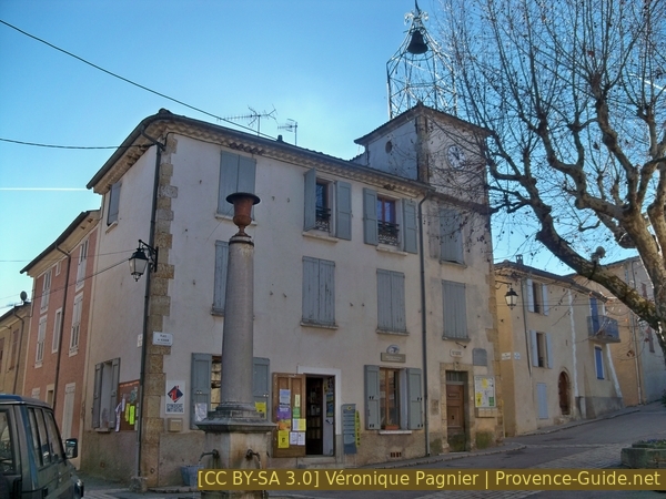 Photo licence CC BY-SA 3.0 pid:2004 Fontaine et mairie d'Allemagne-en-Provence, une partie du marché se tient ici.