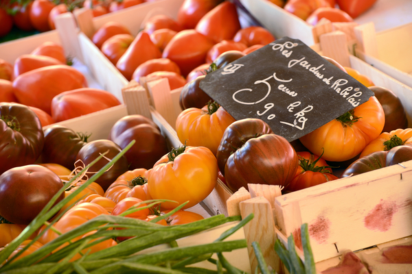 Photo licence CC BY-ND 2.0 pid:1482 Diverses sortes de tomates sur le marché Saleya à Nice.