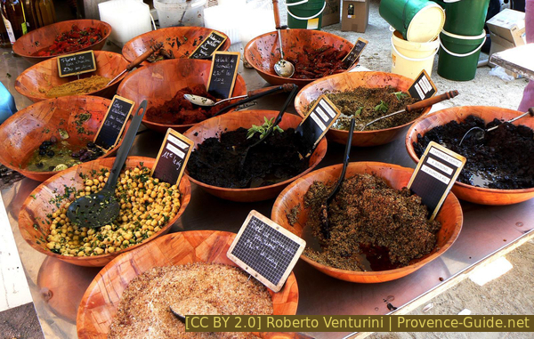 Photo licence CC BY 2.0 pid:1371 Vente d'olives au marchés de Saintes-Maries