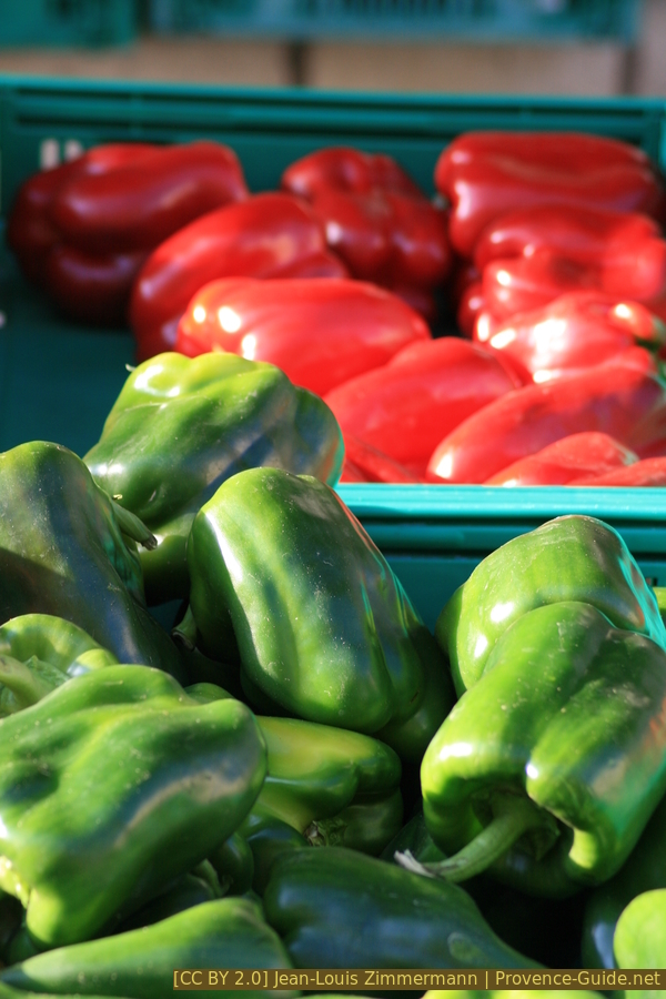 Photo licence CC BY 2.0 pid:1541 Poivrons verts et rouges sur le marché d'Orange