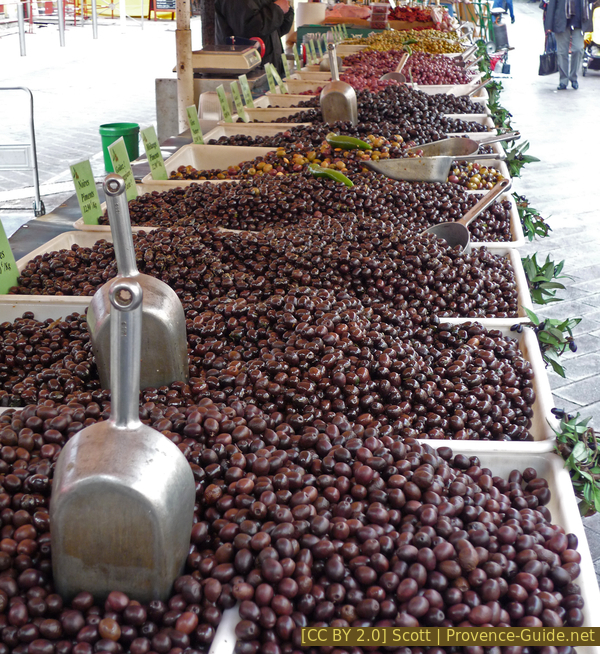 Photo licence CC BY 2.0 pid:1560 Bacs pleins d'olives au marché de Nice