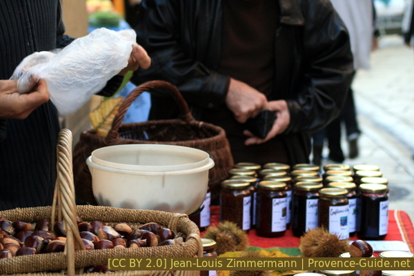 Photo licence CC BY 2.0 pid:1642 Châtaignes et leurs produits sur le marché d'Orange