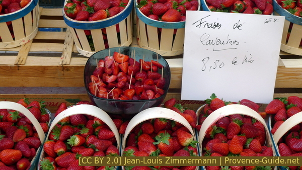Photo licence CC BY 2.0 pid:2223 Paniers de fraises de Carpentras sur le marché d'Orange