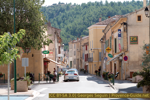 Photo licence CC BY-SA 3.0 pid:2262 Rue principale de Meyrargues en venant du nord