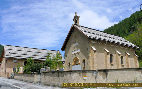 Photo licence CC BY-SA 3.0 pid:2199 Le marché d'Arvieux se tient sur la place en face de cette chapelle