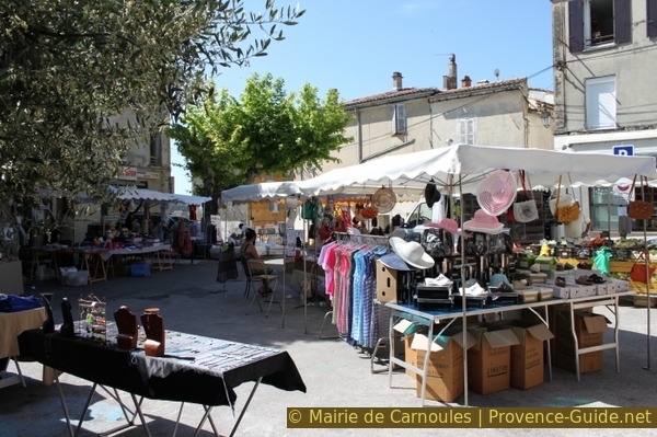 Photo licence © pid:103 Stands sur le marché de Carnoules