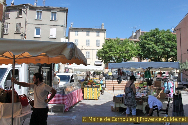 Photo licence © pid:102 Le marché sur la place du village de Carnoules