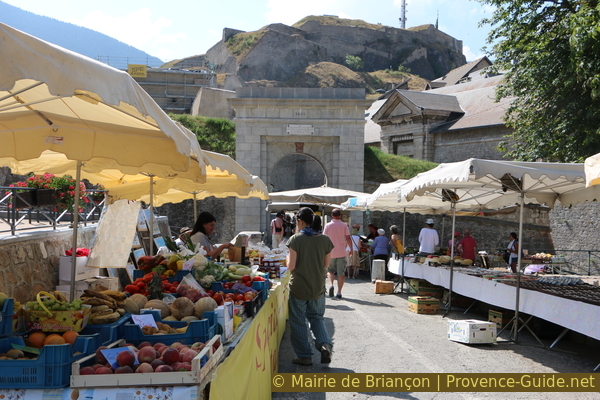 Photo licence © pid:1395 Le petit marché devant la Porte de Pignerol
